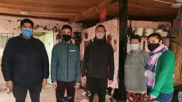 Jóvenes por Pérez entregaron dos bicicletas para un merendero de Cabín 9 (Jóvenes por Pérez)