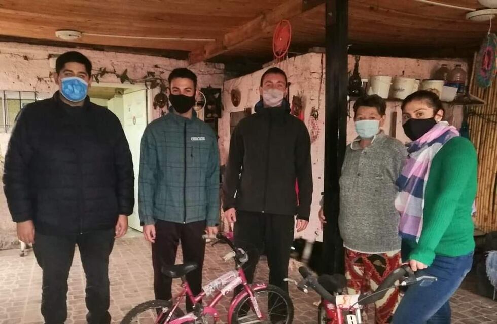 Jóvenes por Pérez entregaron dos bicicletas para un comedor de Cabín 9