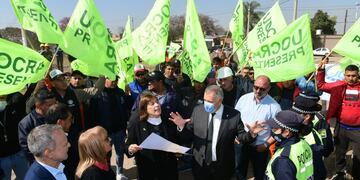 Jaldo recorrió el inicia obra de 135 viviendas en Capital por parte del Ipvdu
