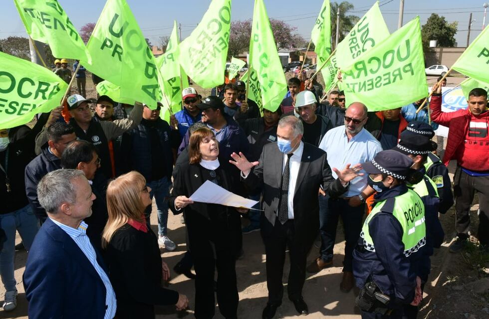 Jaldo recorrió el inicia obra de 135 viviendas en Capital por parte del Ipvdu