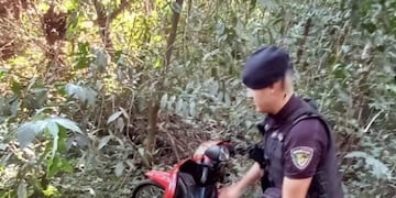 Recuperan una motocicleta robada que había sido abandonada en Oberá.