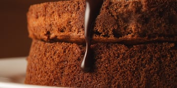 Cómo hacer un bizcochuelo de chocolate sin harina y con solo 5 ingredientes: receta fácil para salvar la merienda