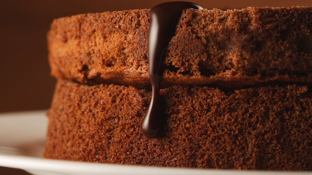 Cómo hacer un bizcochuelo de chocolate sin harina y con solo 5 ingredientes: receta fácil para salvar la merienda