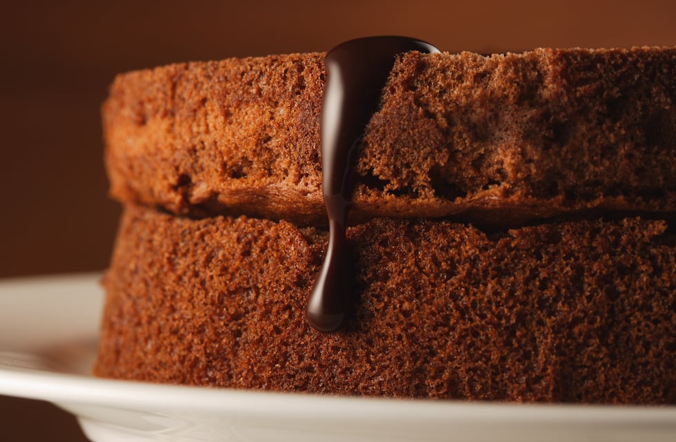 Cómo hacer un bizcochuelo de chocolate sin harina y con solo 5 ingredientes: receta fácil para salvar la merienda