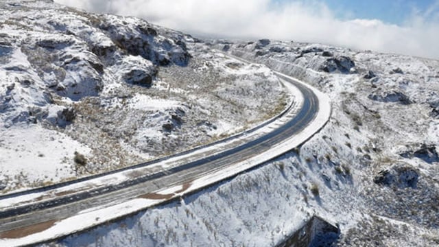 Una escuela de la provincia de Córdoba amaneció con un manto blanco por la llegada de la nieve. (Gentileza Sergio Moreyra/Ilustrativa)