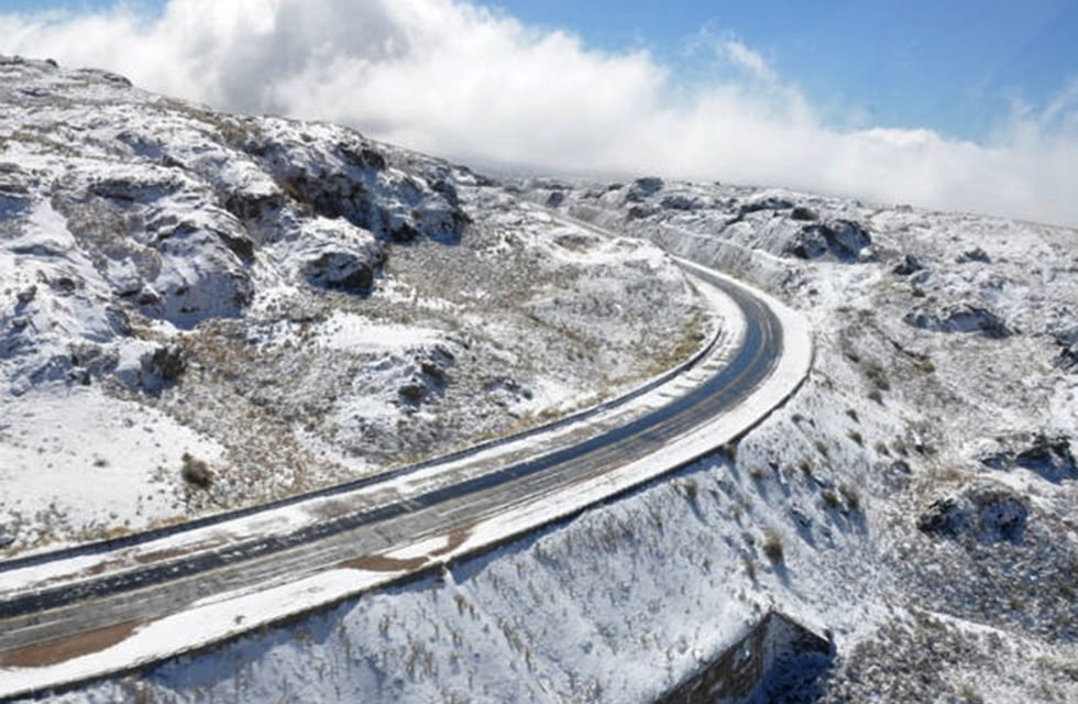 Cayó nieve en las Altas Cumbres de Córdoba: las bellas fotos de la primera nevada del 2025