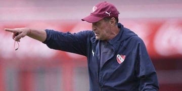 Julio César Falcioni no pudo estar en el partido ante Unión