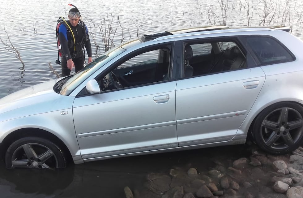 Cayeron con su auto al Dique Paso de las Piedras y se salvaron