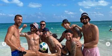 Los jugadores de Belgrano, campeones y amigos.