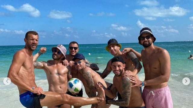 Los jugadores de Belgrano, campeones y amigos.