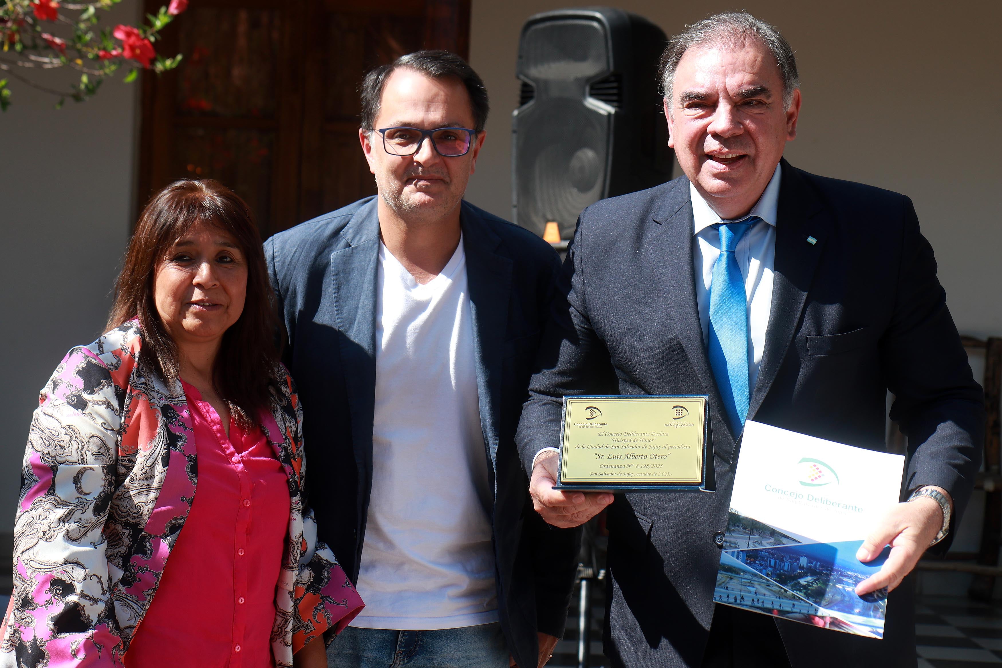 María Galán y Lisandro Aguiar entregaron a Luis Otero la declaración de "huésped de honor" que le fue otorgada por el Concejo Deliberante de San Salvador de Jujuy.