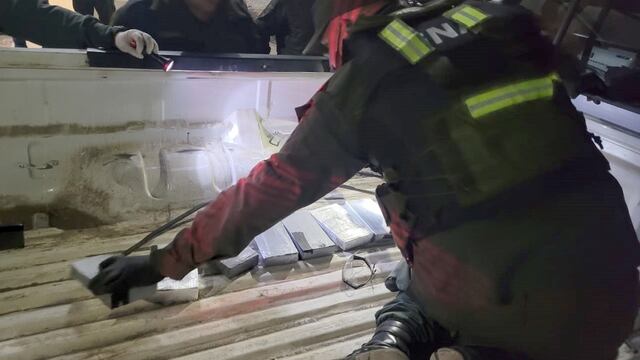 En un doble fondo en la caja de la camioneta , los gendarmes encontraron los paquetes de cocaína. Gentileza Gendarmería