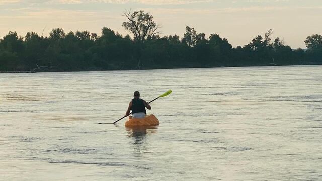 El hombre navegando por el río Misuri a bordo de su calabaza gigante.