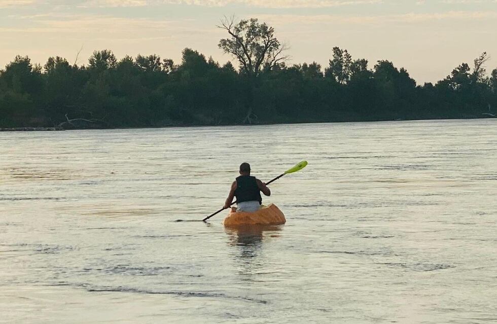 Un hombre cosechó una calabaza gigante, la convirtió en barco y navegó con ella 60 kilómetros