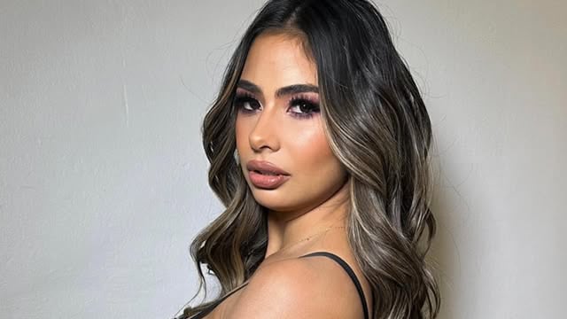 Daniela Celis impresiona con sus looks.