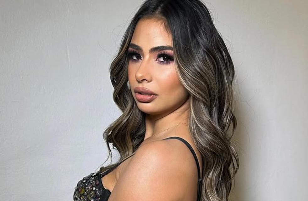 Daniela Celis presumió su figura con un vestido blanco ajustado y mega escotado