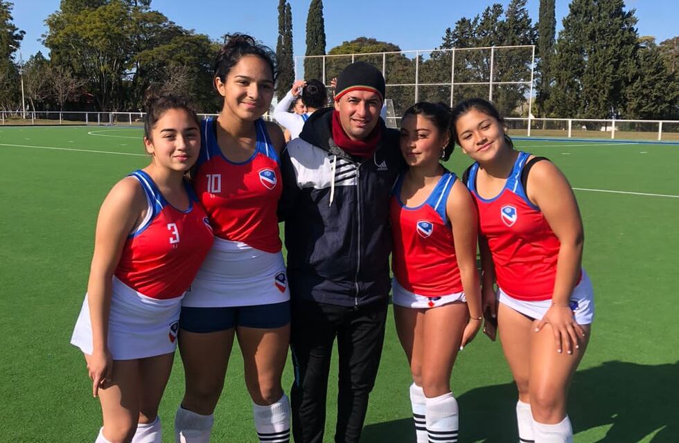 Jugadoras del Centro Vecinal formaron parte del Seleccionado sub – 16 de Hockey de la FOSH
