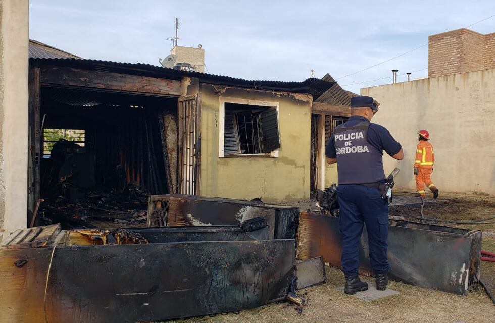 Incendio en Monte Cristo: una vivienda quedó destruida por las llamas