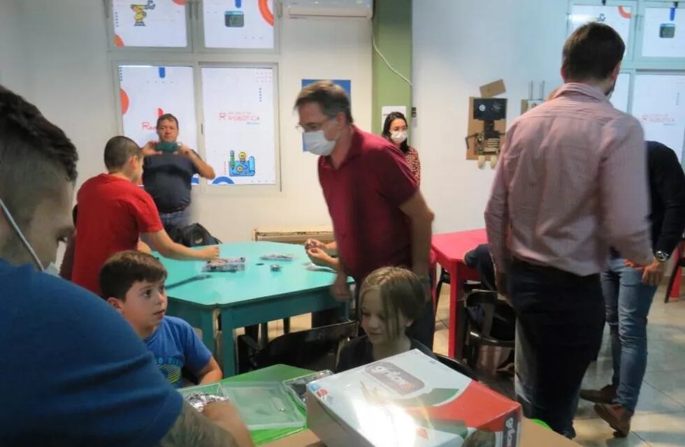 La Escuela de Robótica hizo entrega de un kit de elementos al Espacio Maker de Wanda