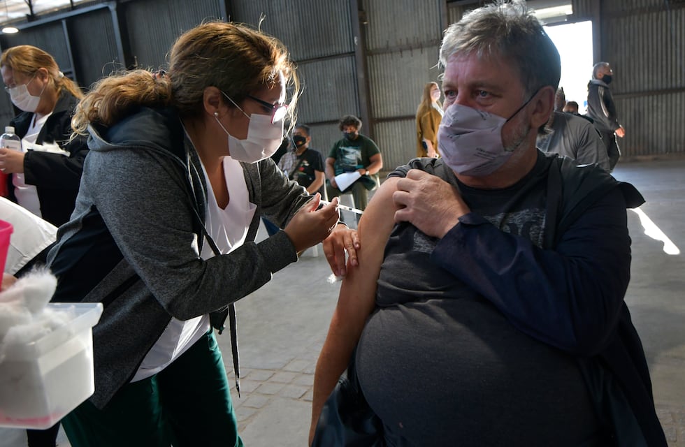 Mayores de 40 con obesidad ya pueden inscribirse para la vacuna en Mendoza