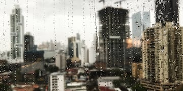 Vidrio empañado por agua de lluvia.