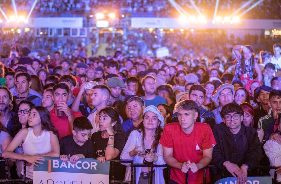 Insólito: una mujer revoleó cintazos en pleno festival de Jesús María y agredió a dos policías