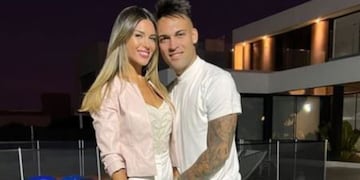La mendocina Agustina Gandolfo y Lautaro Martínez junto a Nina, en la noche de Navidad en Bahía Blanca.