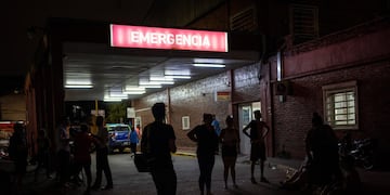 Familiares y amigos de personas que fueron envenenadas con cocaína adulterada esperan afuera de la sala de emergencias de un hospital. (AP Photo/Rodrigo Abd)