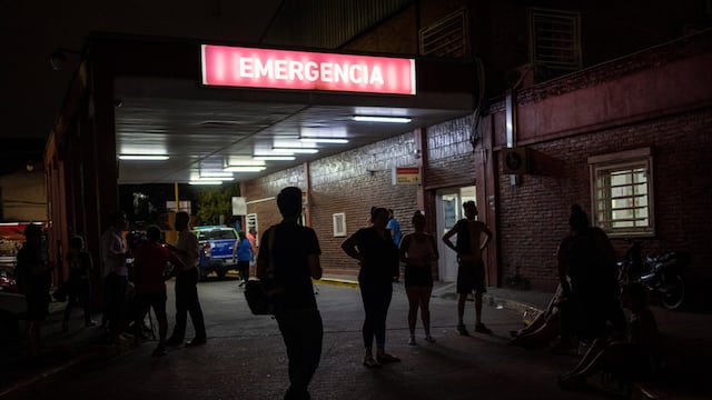 Familiares y amigos de personas que fueron envenenadas con cocaína adulterada esperan afuera de la sala de emergencias de un hospital. (AP Photo/Rodrigo Abd)