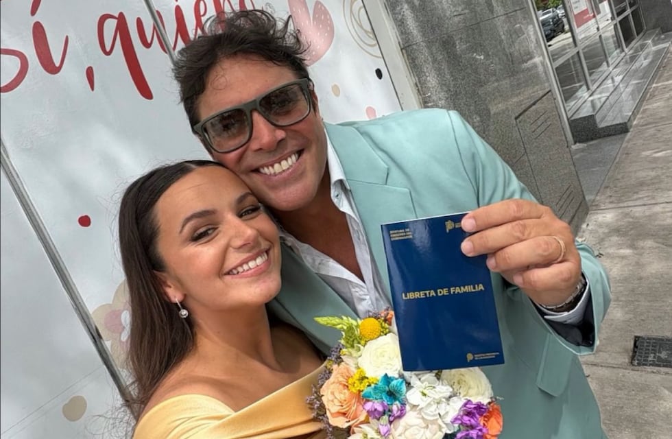 Gorra, ojotas y perfume: los llamativos souvenirs que repartieron Matías Alé y Martina Vignolo en su casamiento