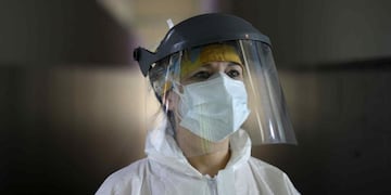 Una enfermera vestida con equipo de protección, en el Hospital Piñero de Buenos Aires. (AP)