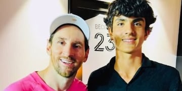 Tiago, el nieto de Alberto Olmedo, junto a Lionel Messi.