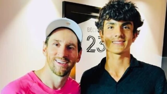 Tiago, el nieto de Alberto Olmedo, junto a Lionel Messi.