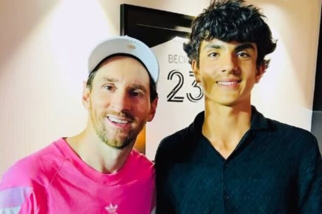 Tiago, el nieto de Alberto Olmedo, junto a Lionel Messi.