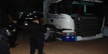 Hallan en Montecarlo un camión sustraído en Buenos Aires.
