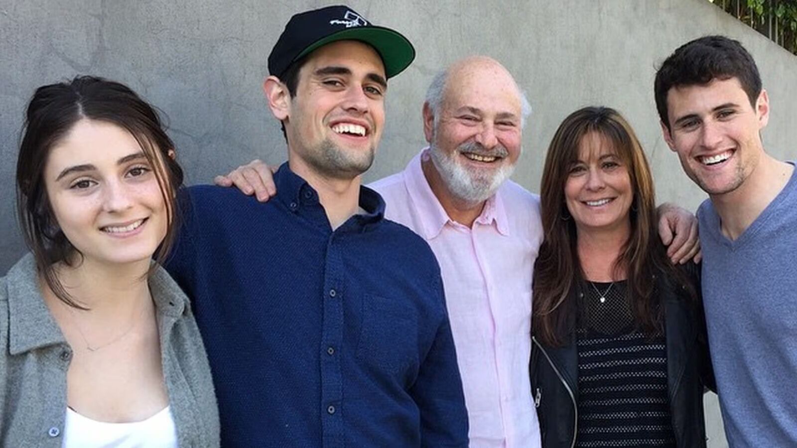 Rob Reiner y Michele Reiner junto a sus hijos.