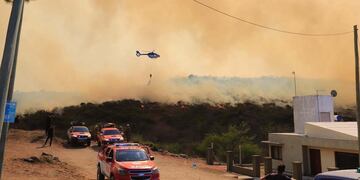 Bomberos trabajando en el incendio forestal de Cabalango. (Yanina Aguirre / Corresponsalía Carlos Paz La Voz)