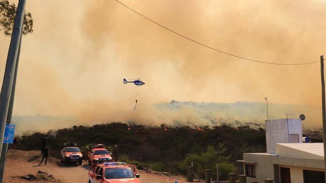 Bomberos trabajando en el incendio forestal de Cabalango. (Yanina Aguirre / Corresponsalía Carlos Paz La Voz)