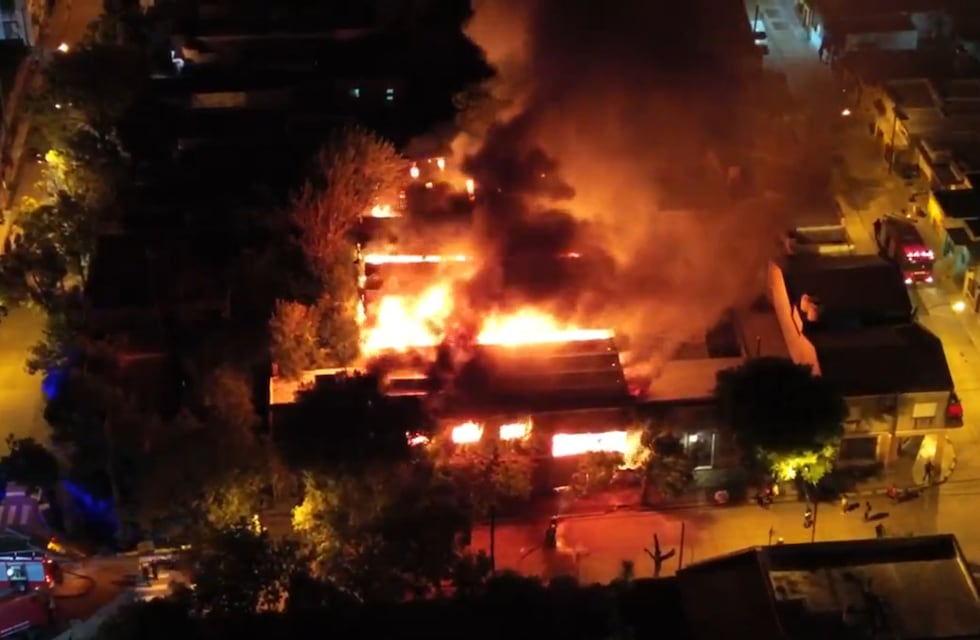 Impresionante incendio de una fábrica de muebles en Cañada de Gómez: solo quedaron cenizas