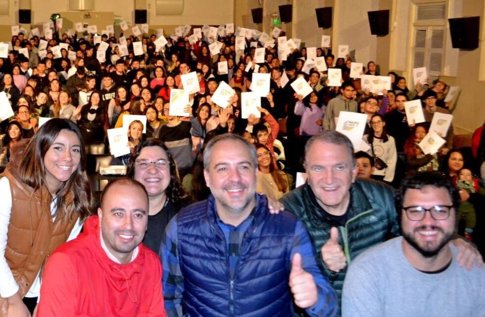 Matías Stevanato entregó 600 becas a estudiantes
