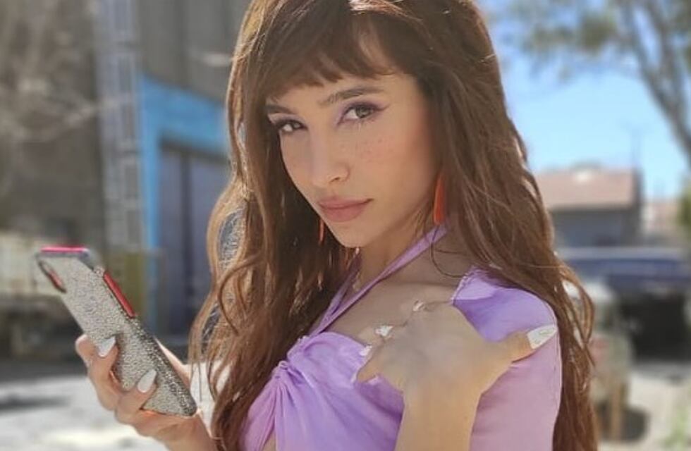 Brenda Asnicar eligió un body de tiras para tomar sol y conquistó a sus seguidores con su estilo