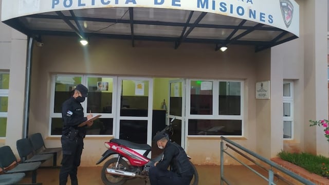 Efectivos policiales recuperaron un motovehículo sustraído en Oberá.