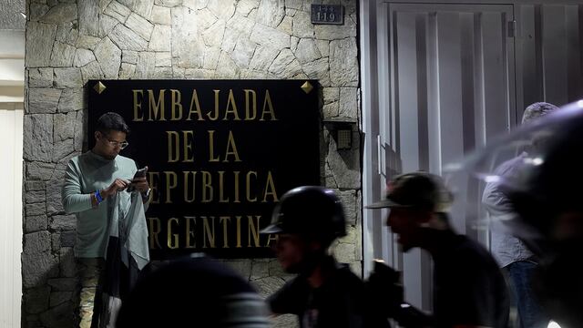 Partidarios de la oposición protestan por los resultados electorales oficiales frente a la embajada de Argentina. (AP)