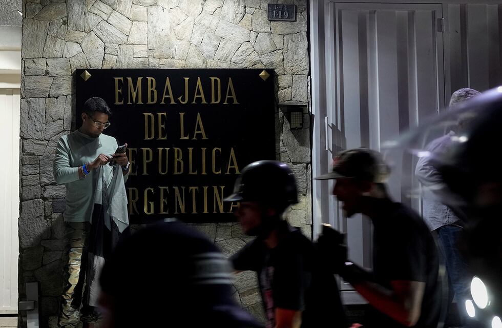 El Gobierno repudió el “hostigamiento” de Maduro a la embajada argentina en Caracas