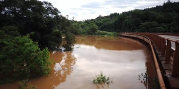 Crecida del río Paraná: clausuran el paso sobre el puente del arroyo Piray Guazú que conecta Montecarlo con Eldorado.