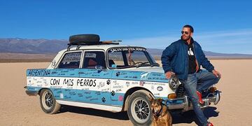 Charly y Wisky de viaje por Argentina con su auto.