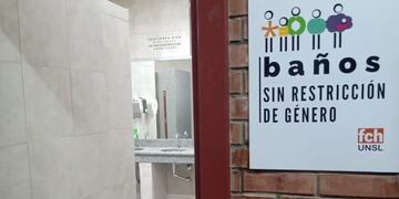 Baños "sin restricción de género" de la Universidad Nacional de San Luis (UNSL).