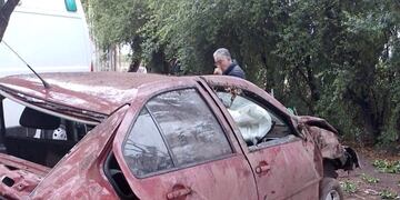Así quedó el VW Bora luego de chocar contra unos álamos. El conductor está grave.