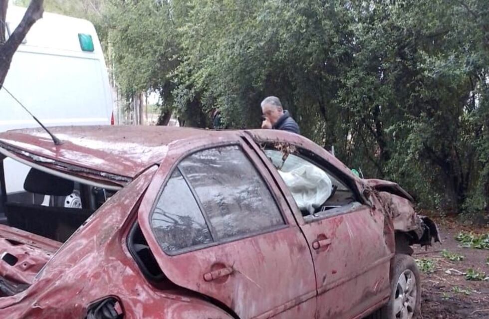 Grave accidente en San Rafael: chocó contra unos álamos y terminó dentro de una escuela
