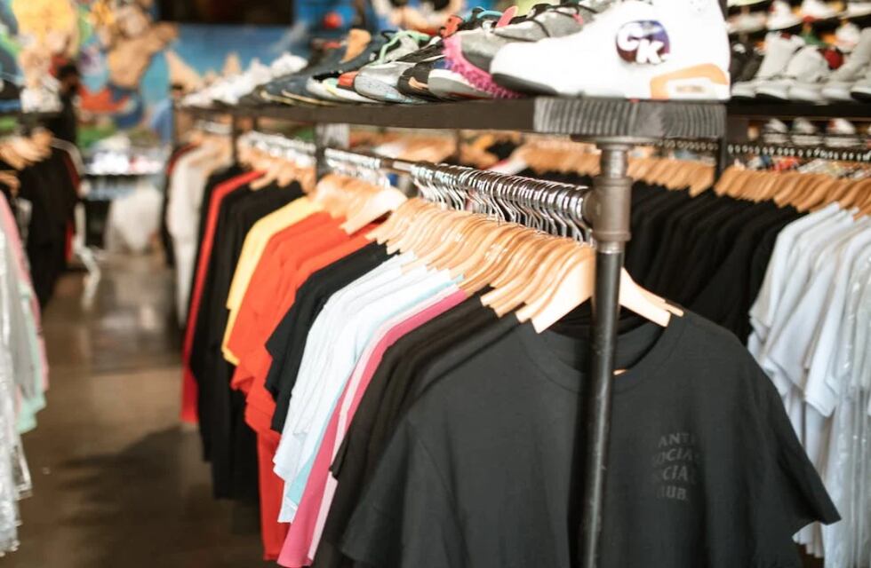 Una tiktoker fue al “Avellaneda cordobés” y mostró todo lo que compró por 89 mil pesos